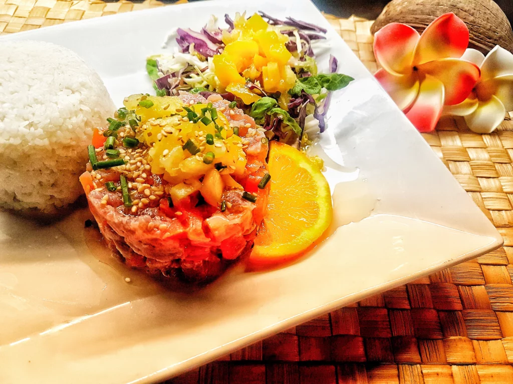 Tartare de thon mariné au gingembre.